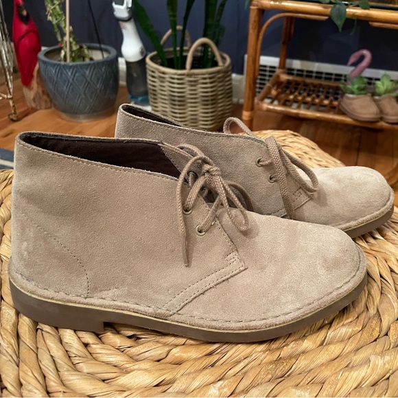 Clarks Woman’s Desert Chukka Boots - Picture 1 of 8